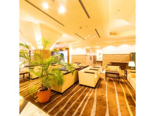 una oficina con sillas y plantas en una habitación en Hotel Terrace The Square Hitachi - Vacation STAY 21932v, en Hitachi