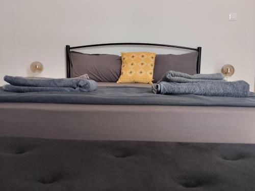 uma cama com cobertores azuis e almofadas em STUDIOS POSEIDONIA apartments 50 & 70 sqm with sea view em Corinto