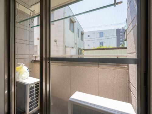 ventana con vistas a un edificio en maison elegance - Vacation STAY 15341, en Tokio