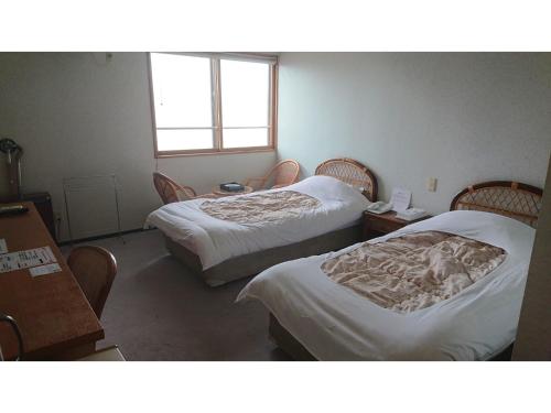 函館市にあるDaikokuya Ryokan - Vacation STAY 53558vのベッド2台と窓のある病室です。