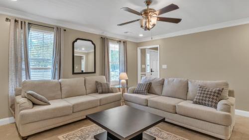 ein Wohnzimmer mit einer Couch und einem Deckenventilator in der Unterkunft Leo Farm Villa - Beautiful Country Retreat villa in La Plata