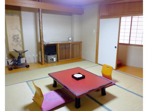 函館市にあるDaikokuya Ryokan - Vacation STAY 53583vのリビングルーム(テーブル、椅子付)