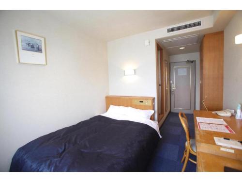 een hotelkamer met een bed, een bureau en een bureau bij Hotel Socia - Vacation STAY 53748v in Hita