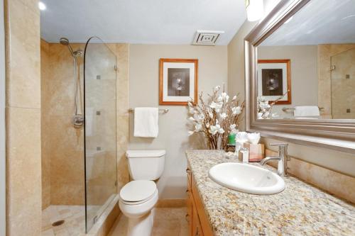 een badkamer met een toilet, een douche en een wastafel bij KBM Resorts KVR-F405 1 bdrm Includes Rental Car in Kaanapali