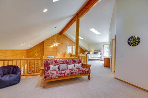 sala de estar con sofá y dormitorio en Oregon Retreat about 2 Mi From LaPine State Park, en La Pine