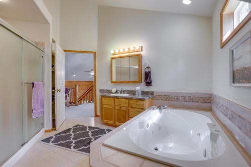 baño grande con bañera y lavamanos en Oregon Retreat about 2 Mi From LaPine State Park, en La Pine