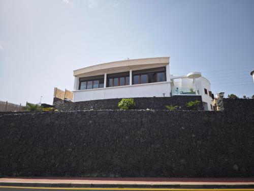 uma casa no topo de uma parede de pedra em Villa compartida Gonzalez em Radazul