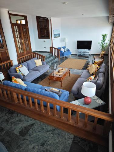 Televisyen dan/atau pusat hiburan di Villa Gonzalez Sea Views