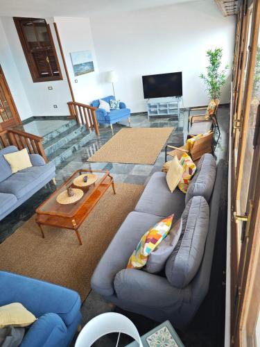 Ruang duduk di Villa Gonzalez Sea Views
