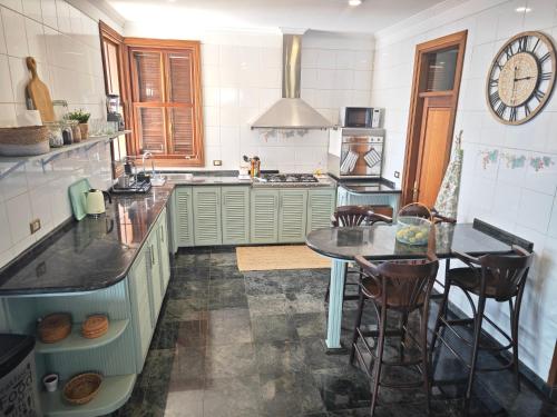 Dapur atau dapur kecil di Villa Gonzalez Sea Views
