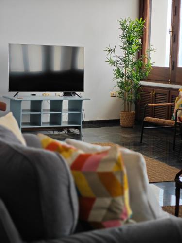 Televisyen dan/atau pusat hiburan di Villa Gonzalez Sea Views