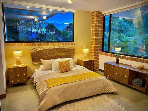 een slaapkamer met een groot raam en een groot bed bij Satori Home In San Lucas in Medellín