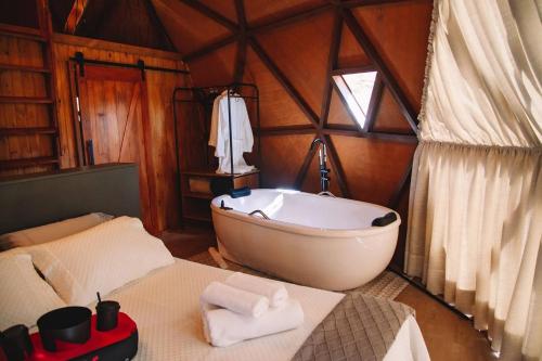 a bathroom with a bath tub in a room at Refúgio Velha Montanha - Domo Geodésico in Mundo Novo