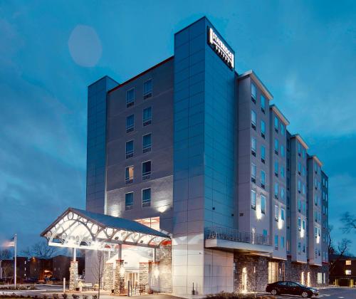 un edificio de hotel con un cartel encima en Staybridge Suites - University Area OSU, an IHG Hotel en Columbus