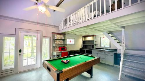 Τραπέζι μπιλιάρδου στο Luxury Jupiter Farm Getaway Pool, BBQ, Game Shed