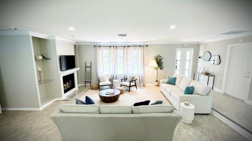 Μια τηλεόραση ή/και κέντρο ψυχαγωγίας στο Luxury Jupiter Farm Getaway Pool, BBQ, Game Shed