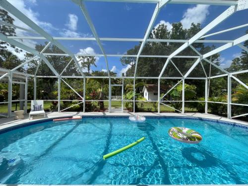 Πισίνα στο ή κοντά στο Luxury Jupiter Farm Getaway Pool, BBQ, Game Shed