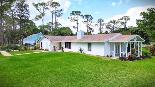Κήπος έξω από το Luxury Jupiter Farm Getaway Pool, BBQ, Game Shed