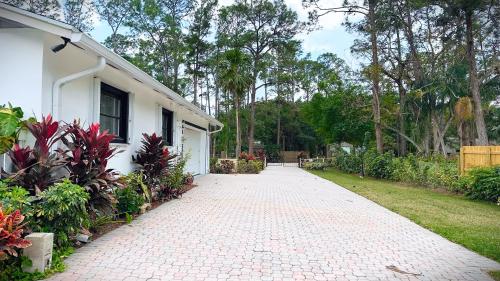Κήπος έξω από το Luxury Jupiter Farm Getaway Pool, BBQ, Game Shed