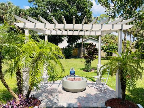 Κήπος έξω από το Luxury Jupiter Farm Getaway Pool, BBQ, Game Shed