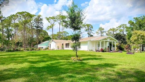 Κήπος έξω από το Luxury Jupiter Farm Getaway Pool, BBQ, Game Shed