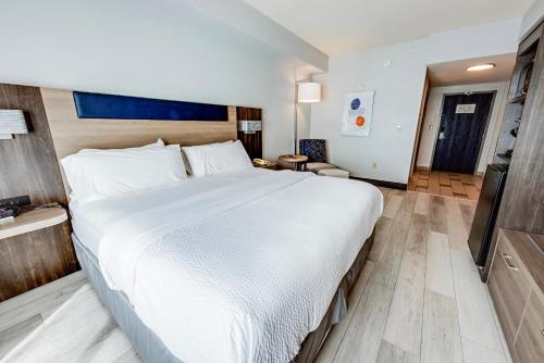 Ένα ή περισσότερα κρεβάτια σε δωμάτιο στο Holiday Inn Express Hotel & Suites Ohio State University- OSU Medical Center by IHG