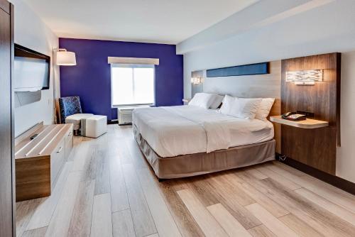 Ένα ή περισσότερα κρεβάτια σε δωμάτιο στο Holiday Inn Express Hotel & Suites Ohio State University- OSU Medical Center by IHG
