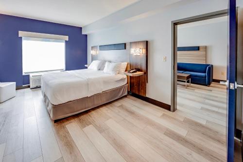 Ένα ή περισσότερα κρεβάτια σε δωμάτιο στο Holiday Inn Express Hotel & Suites Ohio State University- OSU Medical Center by IHG