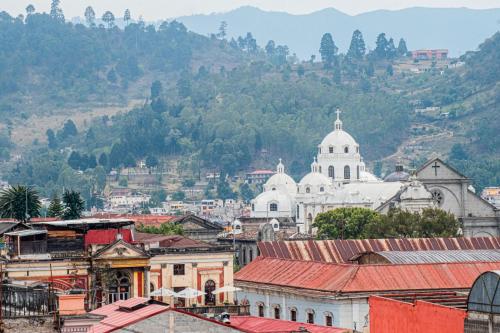 uma vista para uma cidade com montanhas ao fundo em Luna de Plata em Quetzaltenango