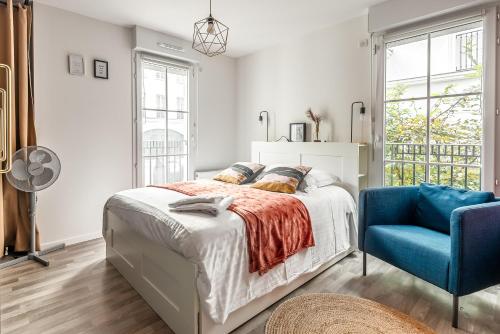 une chambre avec un lit et une chaise bleue dans l'établissement 2 Bedroomed Vasco Near Disneyland Paris, à Serris