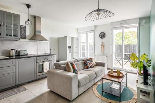 un salon avec un canapé et une cuisine dans l'établissement 2 Bedroomed Vasco Near Disneyland Paris, à Serris