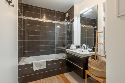 une salle de bain avec une baignoire, un lavabo et une douche dans l'établissement 2 Bedroomed Vasco Near Disneyland Paris, à Serris