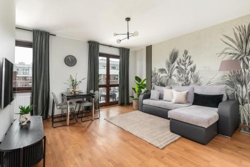 ein Wohnzimmer mit einem Sofa und einem Tisch in der Unterkunft TS New Town Stay comfy & roomy in Stettin