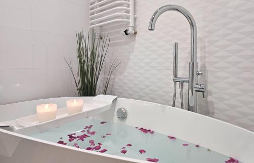 Phòng tắm tại URBAN APARTMENTS LUXURY SKYLINE Sokolska Towers 30A, 2 Free Garages, Gym & Sauna, Self Check-in