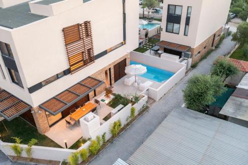 SithoniaRS Luxury Three Floors Villa With Private Pool & Garden