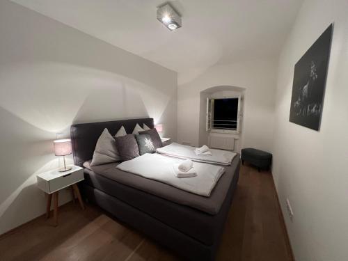 ein kleines Schlafzimmer mit einem Bett und einem Sofa in der Unterkunft Palais am Kai - Zentrale Lage, Kostenloser Parkplatz in Salzburg