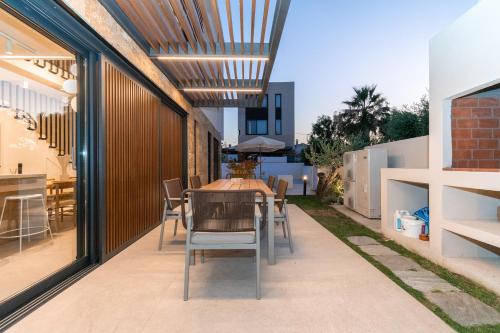 SithoniaRS Luxury Three Floors Villa With Private Pool & Garden