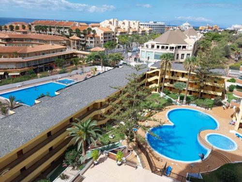 eine Aussicht über den Pool in einem Resort in der Unterkunft SOL & MAR Playa de las vistas Torres del Sol A504 in Arona
