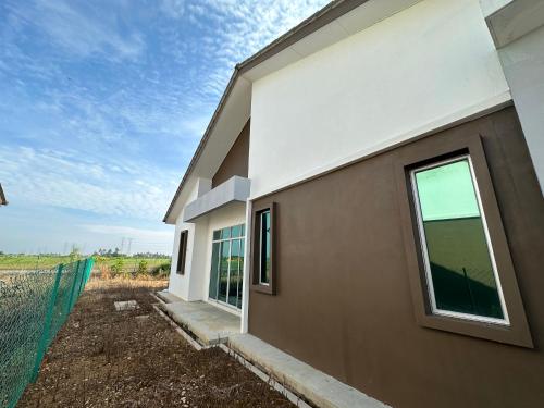 a building with a window on the side of it at Homestay Cermai Indah Guar Chempedak in Guar Chempedak