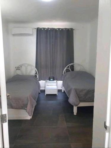 een kamer met 2 bedden en een raam bij DPTO. A orilla del Mar in Manzanillo