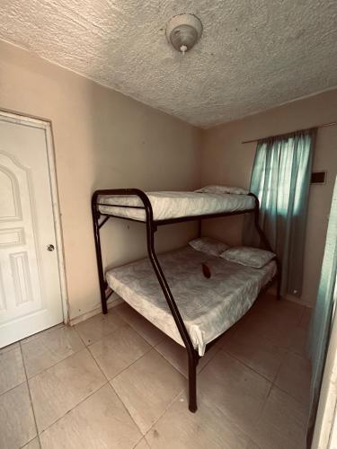een slaapkamer met 2 stapelbedden in een kamer bij Samana tropical in Santa Bárbara de Samaná
