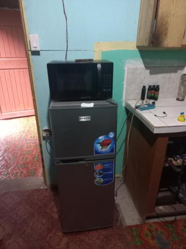 un piccolo frigorifero con forno a microonde sopra di Seaside Inn a Port Antonio