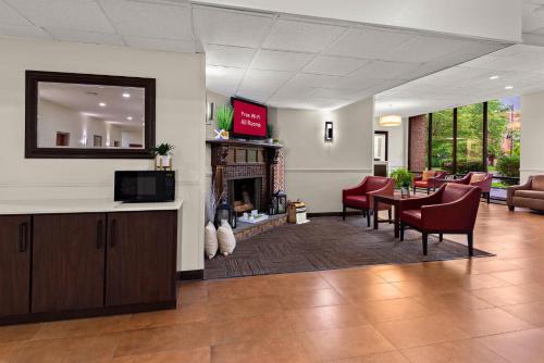 a lobby with a fireplace and a waiting room at Red Roof Inn Norwich in Norwich