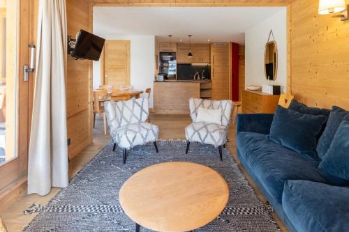 un salon avec un canapé, des chaises et une table dans l'établissement Cybèle 2, à Méribel