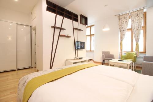 1 dormitorio con 1 cama grande y sala de estar en City Studio Apartment, en Sarajevo
