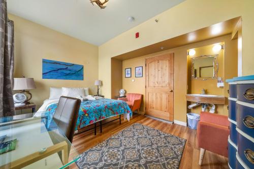 um quarto de hotel com uma cama e uma secretária em Qupqugiaq Inn em Anchorage