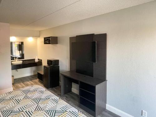 a living room with a flat screen tv on a wall at Motel 6-Memphis, TN - Downtown in Memphis