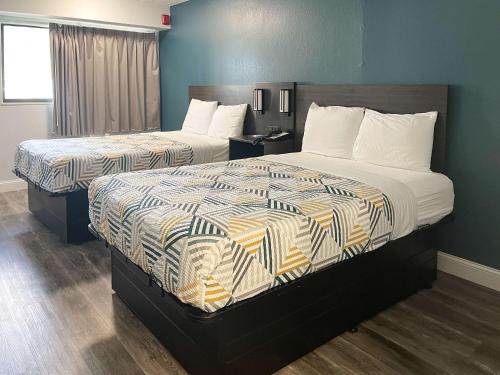a hotel room with two beds and a window at Motel 6-Memphis, TN - Downtown in Memphis