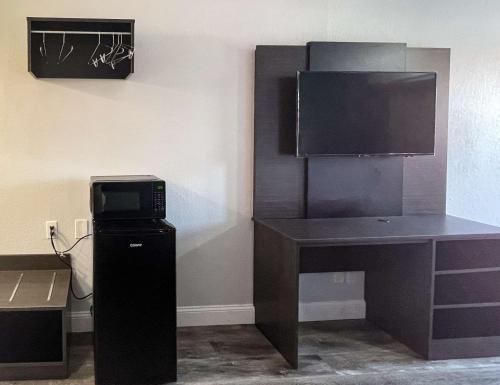 a room with a desk with a computer and a deskictericter at Motel 6-Memphis, TN - Downtown in Memphis