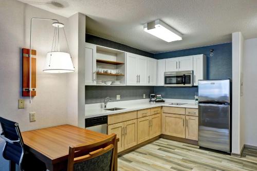 Kuchyň nebo kuchyňský kout v ubytování Homewood Suites by Hilton Chicago-Downtown